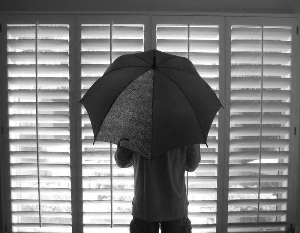 Sự mê tín khi chúng ta mang ô vào nhà