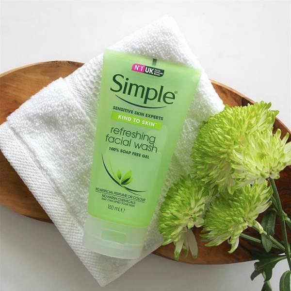 Sữa rửa mặt cho da nhạy cảm Simple Kind To Skin Refreshing Facial Wash Gel không chứa hương liệu, nhẹ dịu phù hơp với làn da nhạy cảm và có giá thành tiết kiệm 