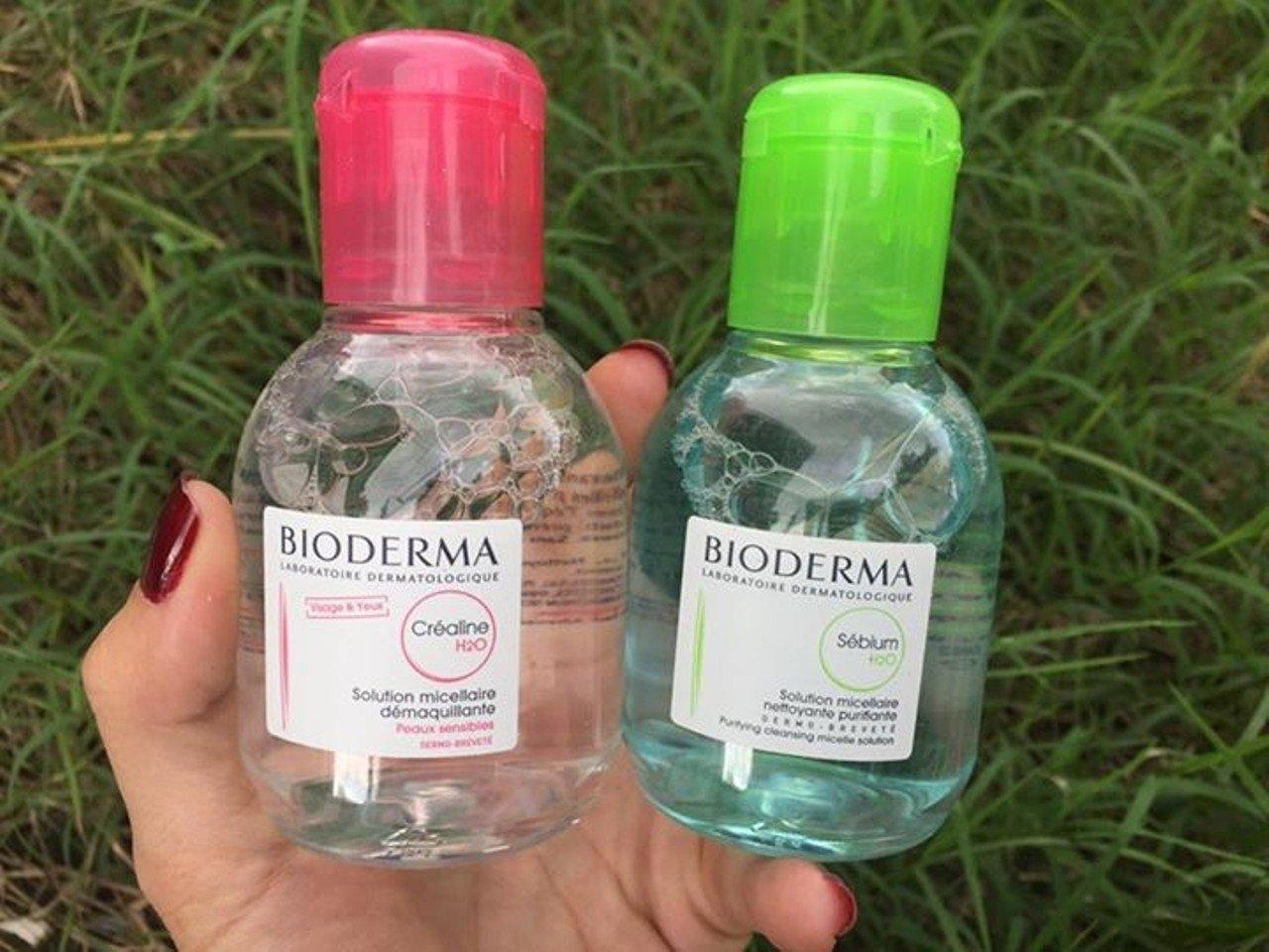 Nước tẩy trang Bioderma xuất sứ từ Pháp là sản phẩm tẩy trang rất được ưa chuộng. Chai có màu xanh là dành cho da dầu mụn và da nhạy c