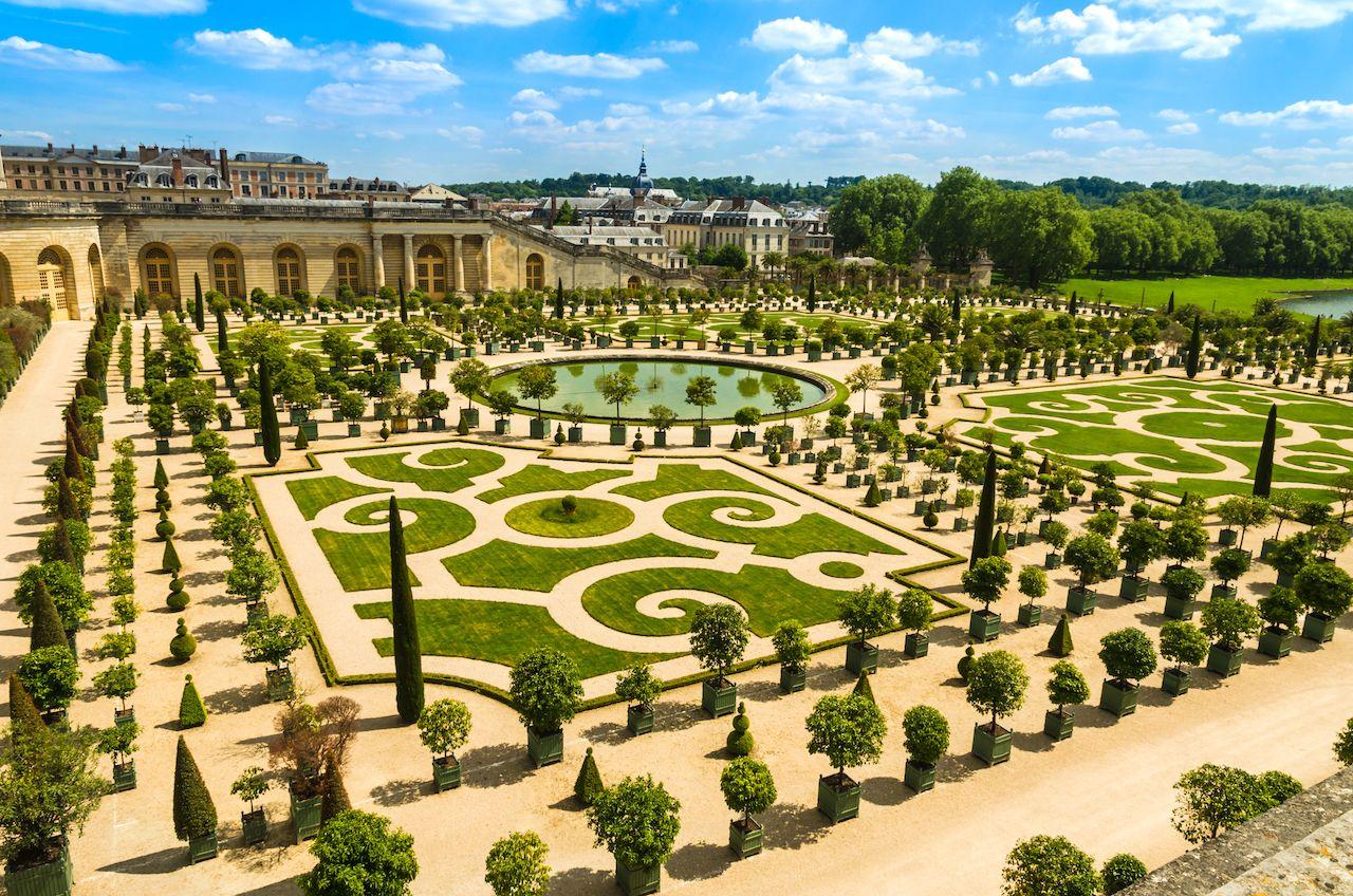 Bạn cũng sẽ bị hớp hồn bởi khu vườn Versailles với những hàng cây thẳng tắp, các vườn hoa rực rỡ và hệ thống đài phun nước trong khuôn viên. (Ảnh: Internet)