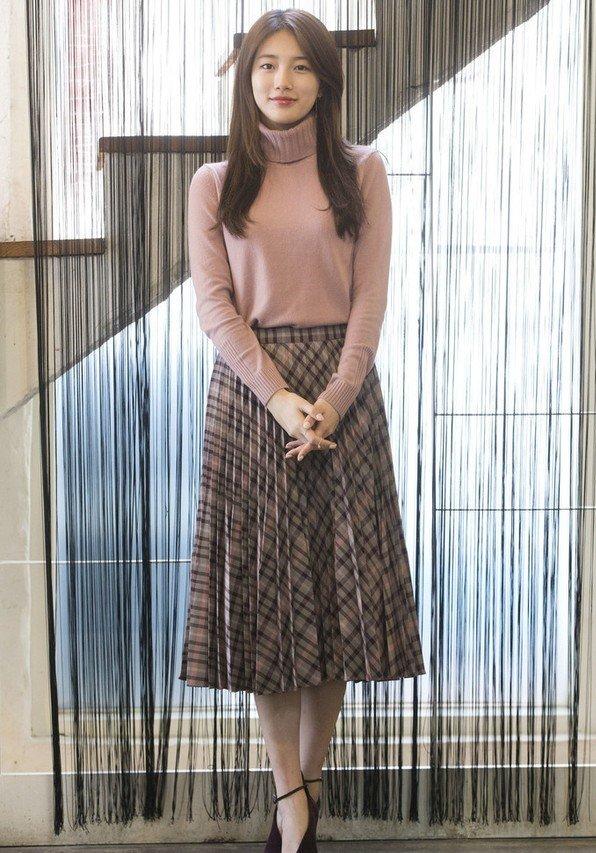 Học lỏm cách phối nhẹ nhàng, nữ tính với áo len ôm hồng đất cùng chân váy dạ kẻ của cô nàng Suzy xinh đẹp xứ kim chi. (nguồn ảnh: internet.)