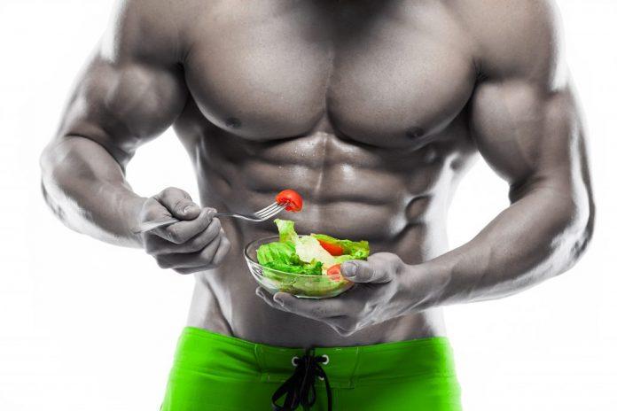 Ăn nhiều rau xanh và uống nhiều nước khi tập gym.