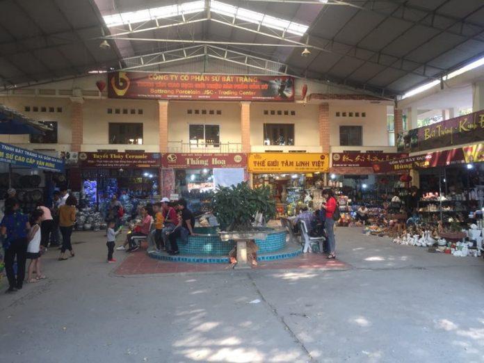 Các gian hàng tại chợ gốm Bát Tràng