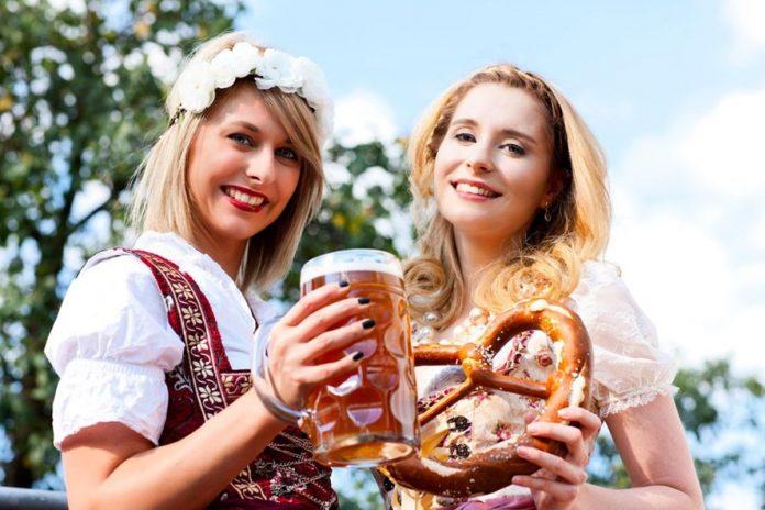 Các cô gái Đức tham gia lễ hội