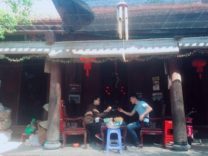 Tham quan tại nhà cổ Bát Tràng ( Nguồn: BlogAnChoi )