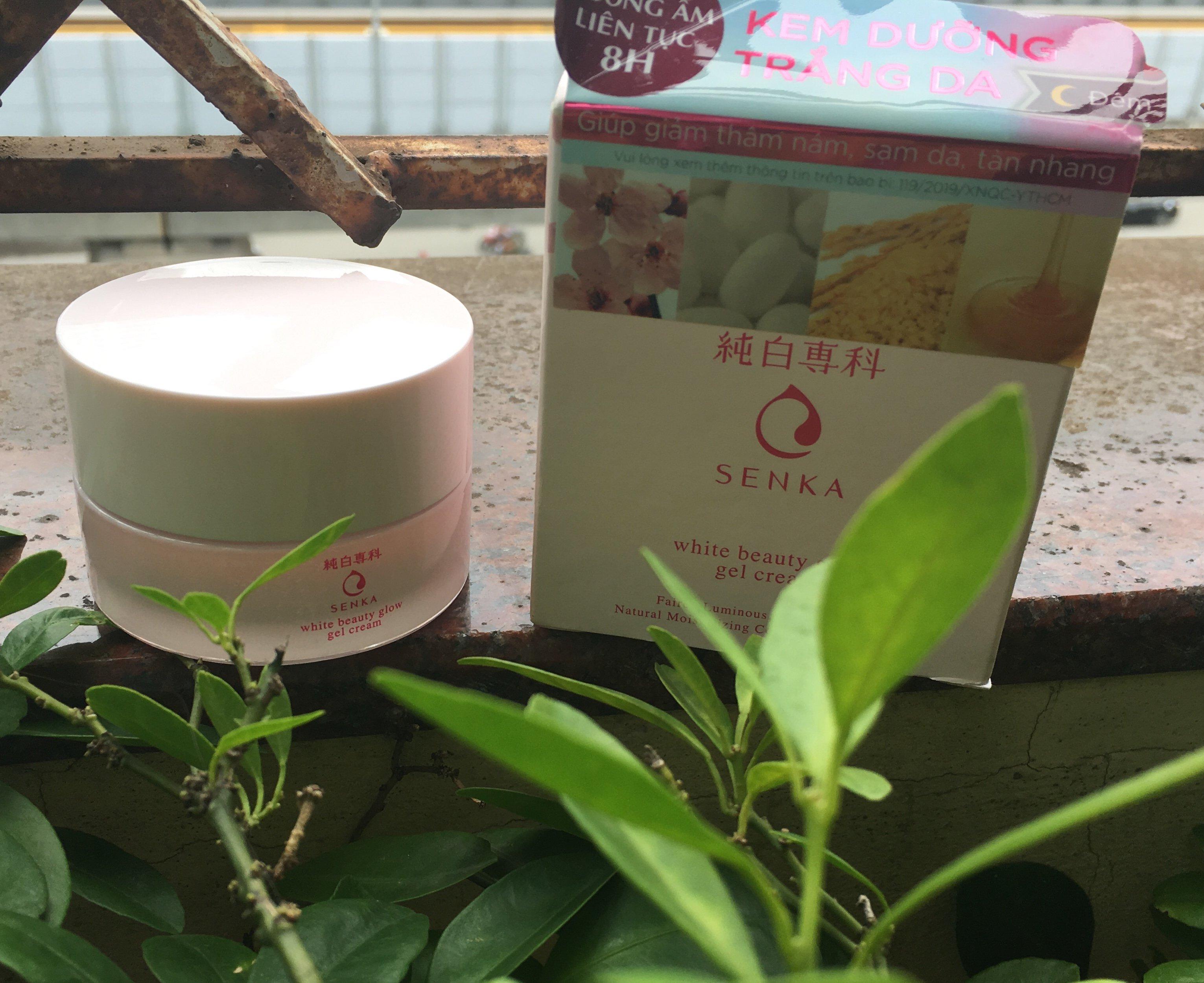 Thiết kế và bao bì của Senka White Beauty Glow Gel Cream đốn tim bao nàng yêu thích sự ngọt ngào.