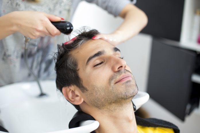Bên cạnh lông râu thì tóc cũng quan trọng không kém, hãy chú ý để cắt tóc thường xuyên cho gọn gàng, sáng sủa hơn nhé