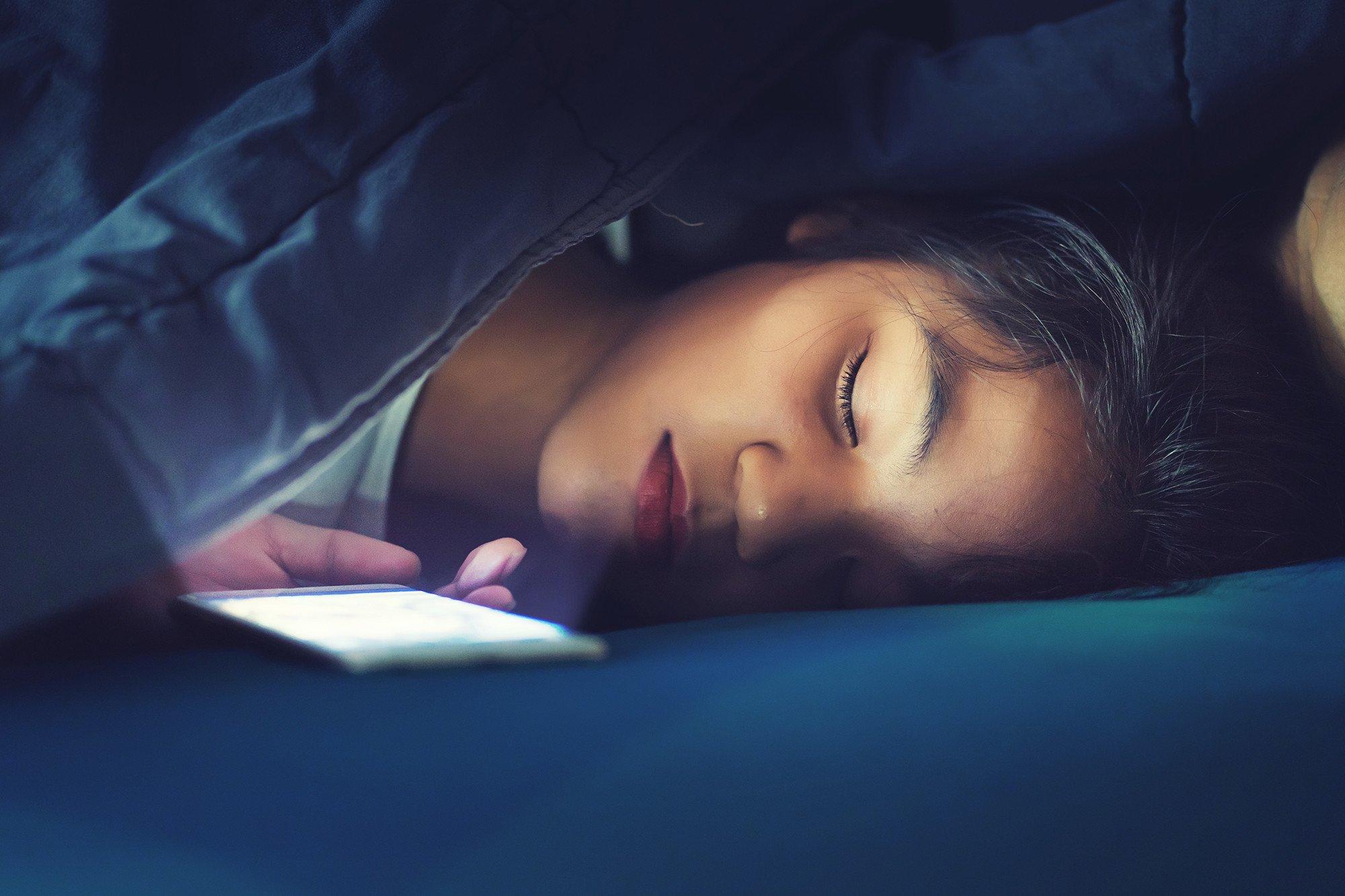 Sử dụng điện thoại có màn hình OLED trước khi ngủ sẽ làm các tác hại nghiêm trọng hơn. Ảnh: internet