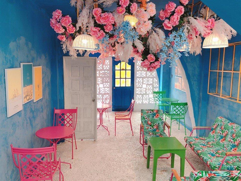 Quán Ngôi nhà màu hồng và chiếc xe màu xanh - quán cà phê đẹp đầy thơ mộng 
