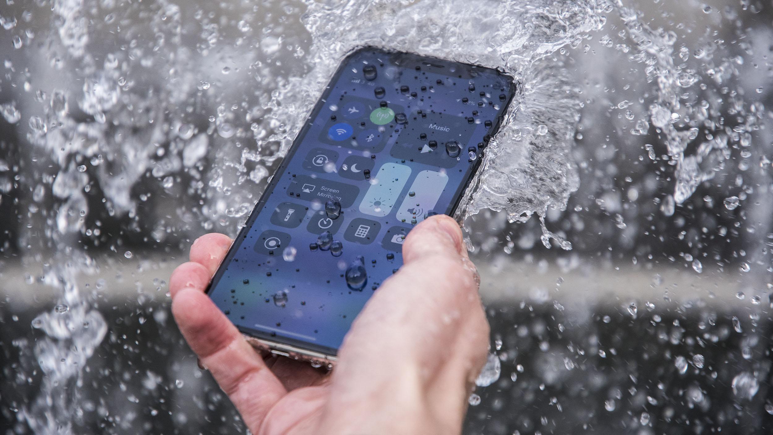 iPhone 11 có khả năng chống nước cực kì tuyệt vời. Ảnh: internet