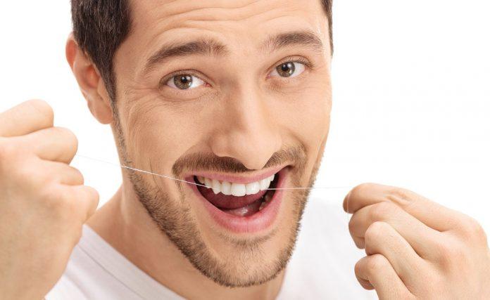 Vệ sinh răng miệng đúng cách sẽ giúp phái mạnh thêm phần thu hút