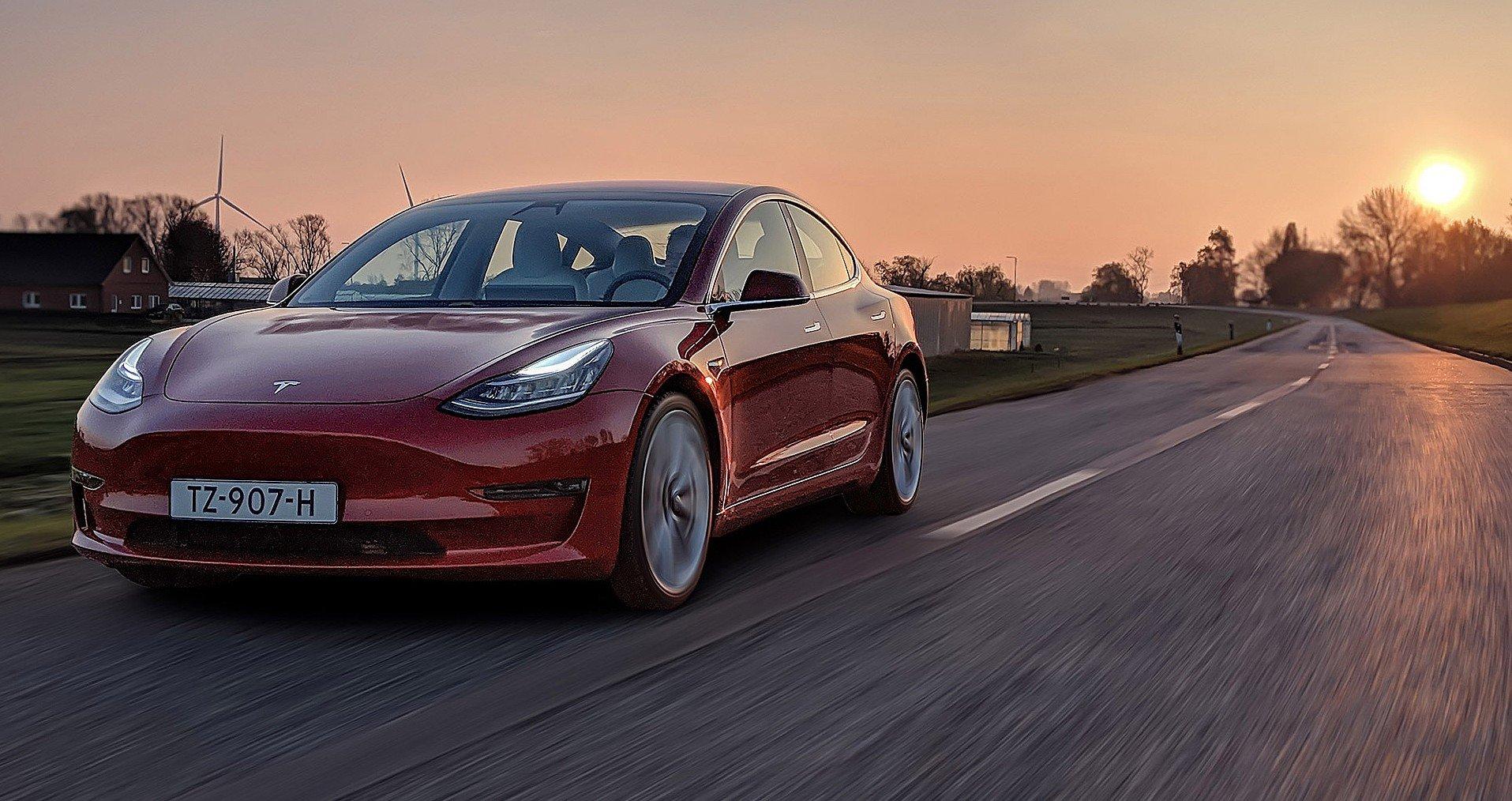 Tesla Model có thể đạt vận tốc 100km/h trong thời gian cực ngắn. Ảnh: internet