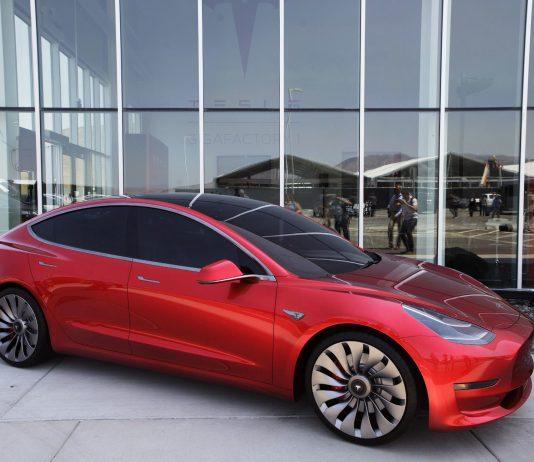 Tesla Model 3 lần đầu tiên xuất hiện tại Việt Nam và những điều bạn cần biết về chiếc xe này Bởi vì là xe điện nên Tesla Model 3 sẽ có cả 2 cốp trước sau. Ảnh: internet