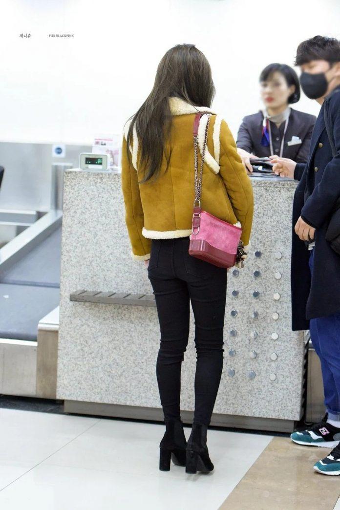 Jennie từng diện chiếc áo khoác dáng ngắn này ra sân bay. (Nguồn: Internet)