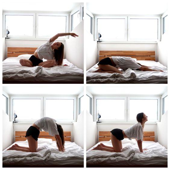 Tãp một vài bài tập yoga nhẹ nhàng trên giường giúp cơ thể dẻo dai hơn