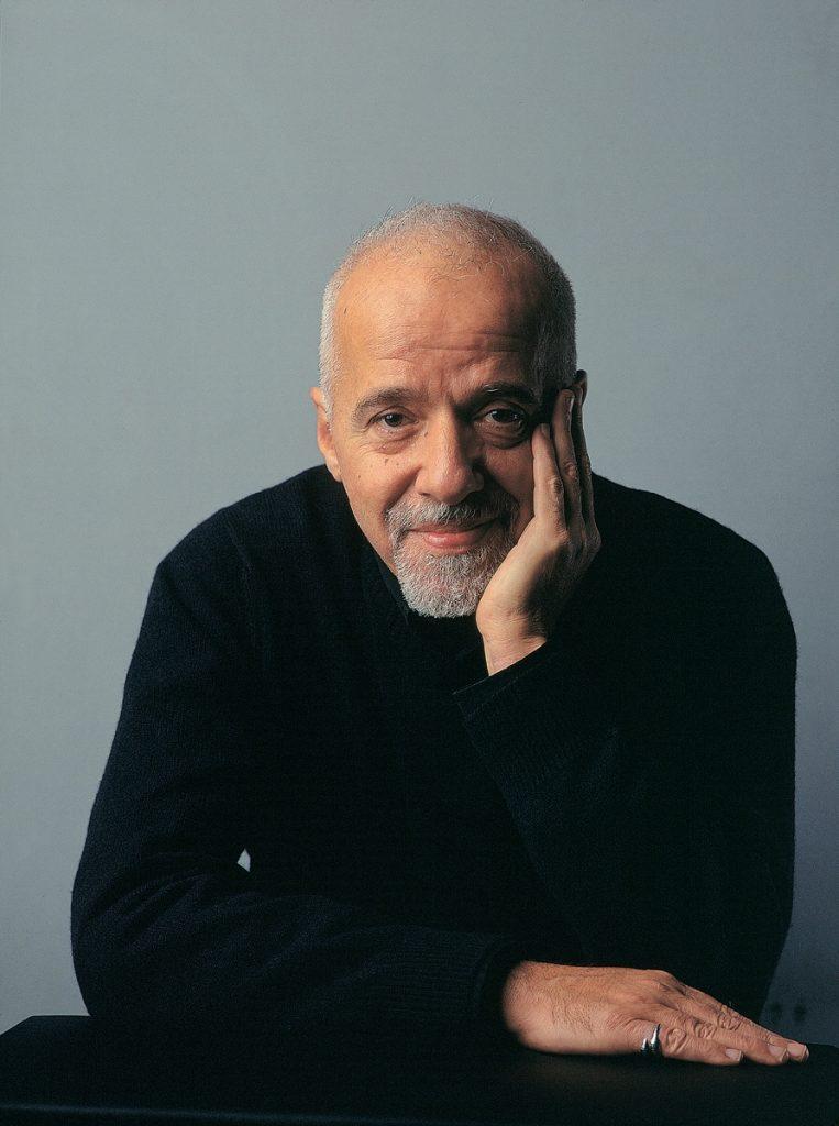 Tác giả của một trong những cuốn sách bán chạy nhất mọi thời đại "Nhà Giả Kim"_Paulo Coelho
