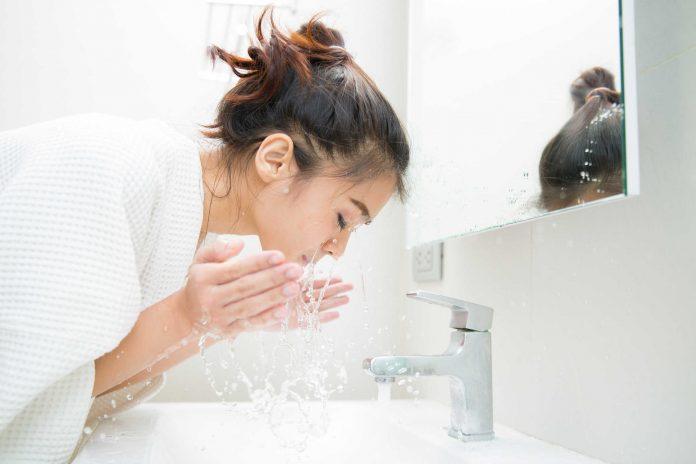 Rửa mặt để loại bỏ bụi bận và giữ cho da mặt luôn sạch sẽ. (Nguồn: internet).
