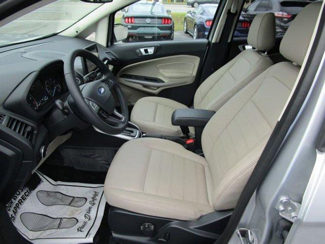 Ghế được thiết kế bọc da khá đẹp