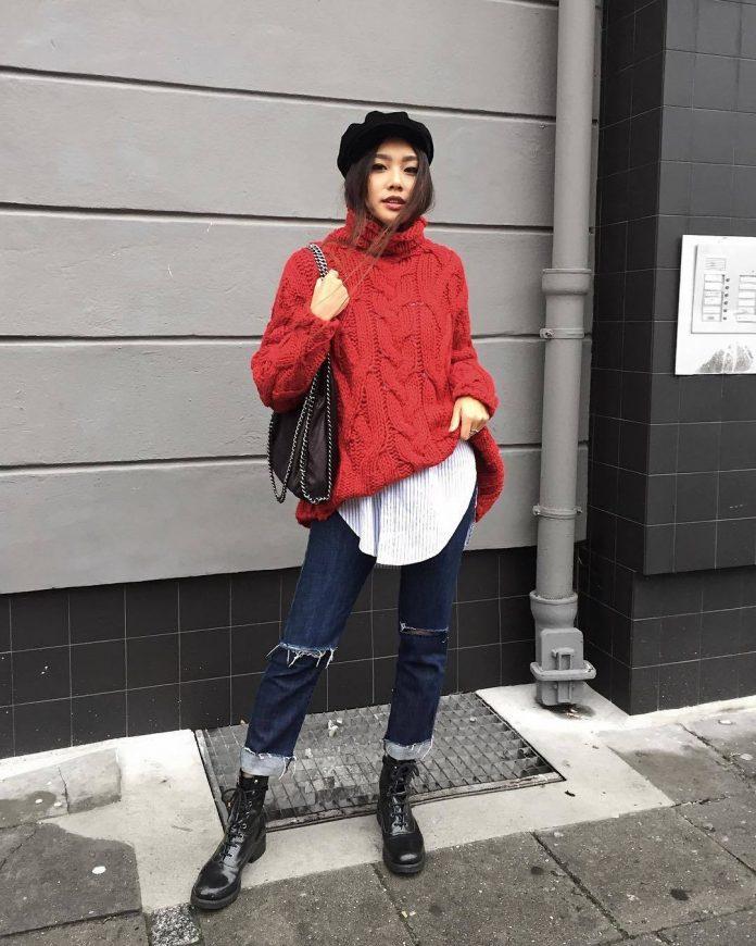 Áo len đỏ thụng khi mix với quần jean xanh đậm rách gối sẽ khiến nàng vô cùng cá tính đó (nguồn ảnh: internet.)