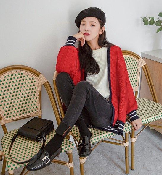 Áo khoác len đỏ mix cùng quần jean khói đen và mũ cùng giày da tạo nên phong cách "hách tuổi' nữa đấy nhé. (nguồn ảnh: internet.)