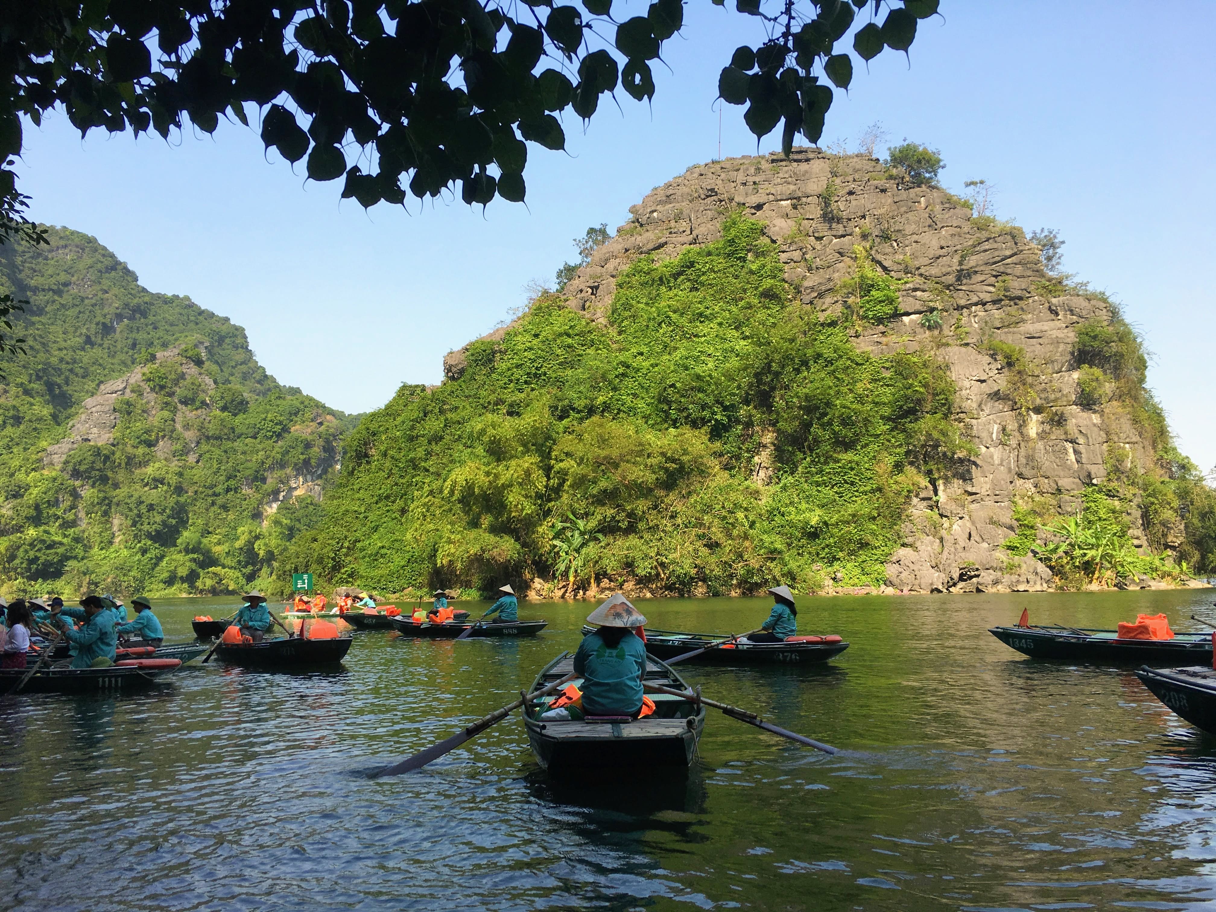 Du lịch Tràng An Ninh Bình: một ngày trên thuyền ngắm nhìn thiên nhiên kỳ vỹ
