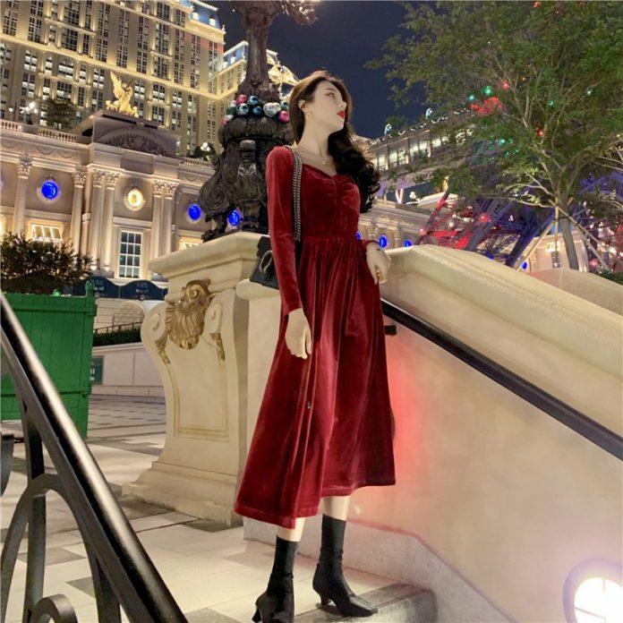 Váy nhung đỏ dáng dài phối cùng boot đen ấm áp mà vẫn sang chảnh. (nguồn ảnh: internet.)