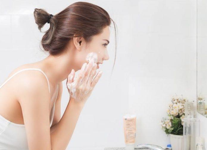 Chọn loại sữa rửa mặt phù hợp với da của bạn để tránh hư hạ da nhé. (nguồn ảnh: internet.)