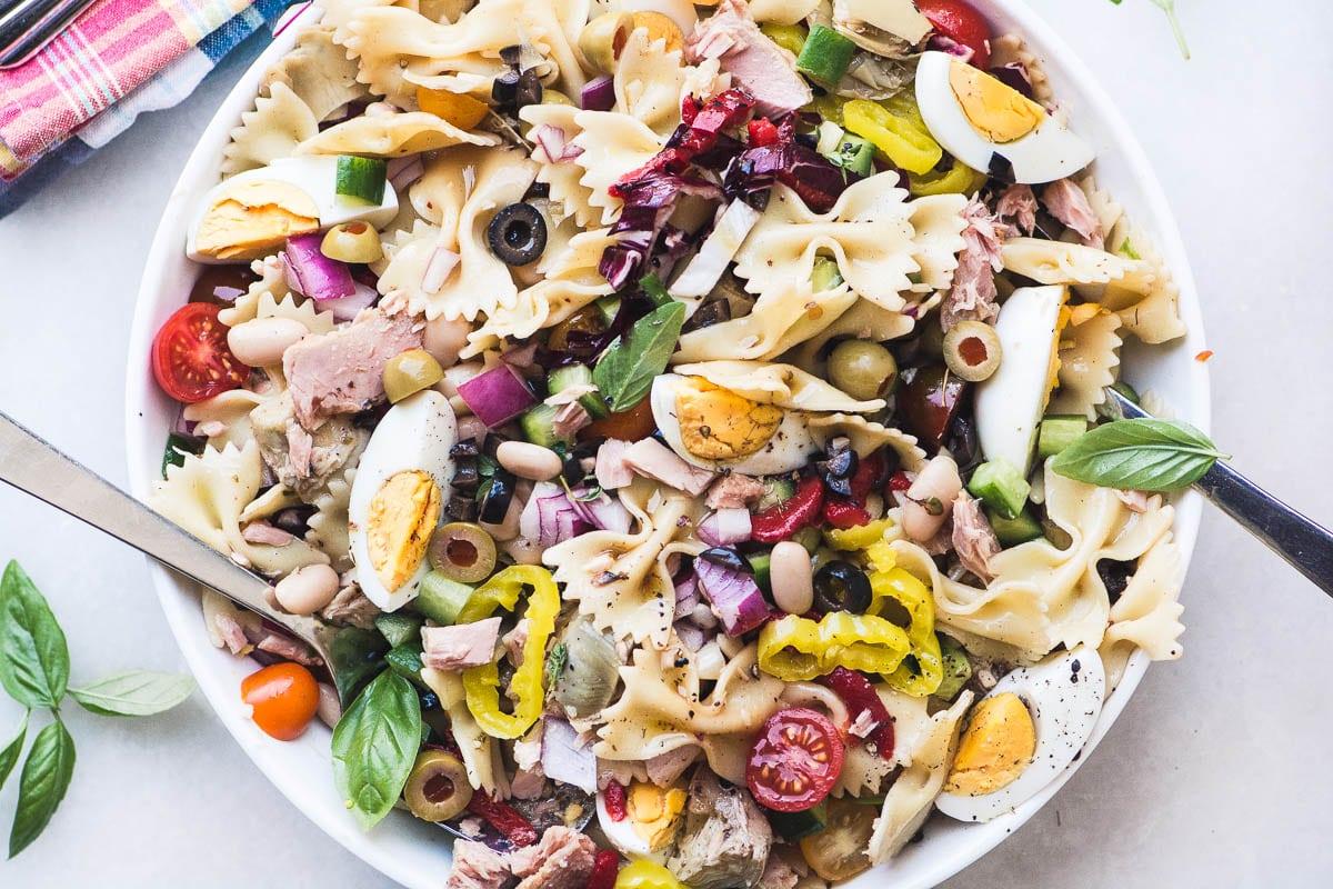 Học ngay cách làm salad pasta Địa Trung Hải đơn giản, lạ miệng