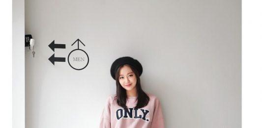 phối đồ quần jean với áo sweater. (nguồn ảnh: internet.)