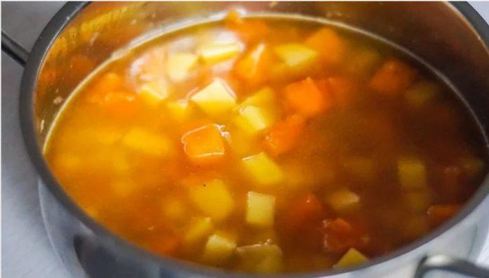 Nấu bí đỏ cùng nước dùng rau củ nấu nước dùng