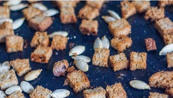 Nướng bánh mì hoặc hạt bí ngô đến khi chín vàng nướng hạt bí ngô