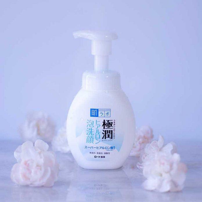 review-sua-rua-mat-tao-bot-hada-labo-gokujyun-foaming-cleanser-lam-sach-duong-am-cho-da-mua-dong-15 Bọt rửa mặt tự động đến từ thương hiệu Hada Labo đình đám tại xứ sở mặt trời mọc, hẳn sẽ là sự lựa chọn tuyệt vời cho bất kỳ cô nàng nào vào mùa đông hanh khô. (Ảnh: Internet)