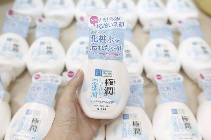 review-sua-rua-mat-tao-bot-hada-labo-gokujyun-foaming-cleanser-lam-sach-duong-am-cho-da-mua-dong-18 Các bước sử dụng sữa rửa mặt tạo bọt Hada Labo có đôi phần tiết kiệm thời gian và thuận tiện hơn bởi nàng không cần tạo bọt nữa rồi. (Ảnh: Internet)