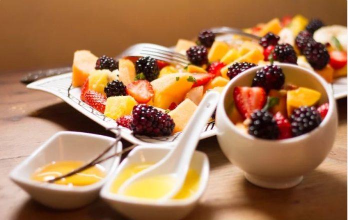 Món salad trái cây được bày ra đĩa có màu sắc bắt mắt kích thích thị giác người ăn (Ảnh: Internet)