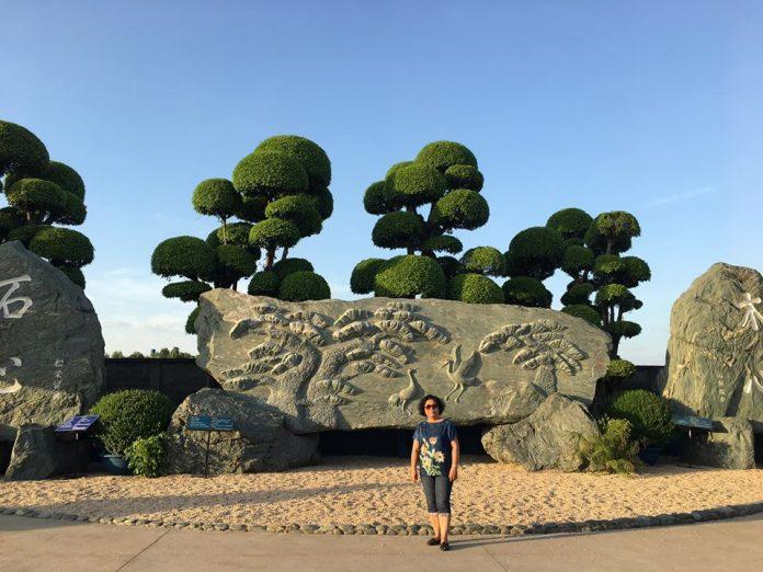 Tảng đá nặng 110 tấn được điêu khắc tác phẩm Tùng Hạc mang ý nghĩa về sự trường tồn và may mắn.