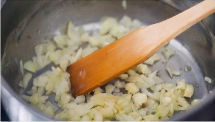Xào hành tây và tỏi cùng với bơ xào hành