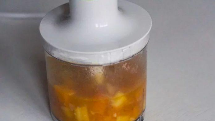 Xay hỗn hợp bí đỏ đến khi nhuyễn, mịn xay hỗn hợp