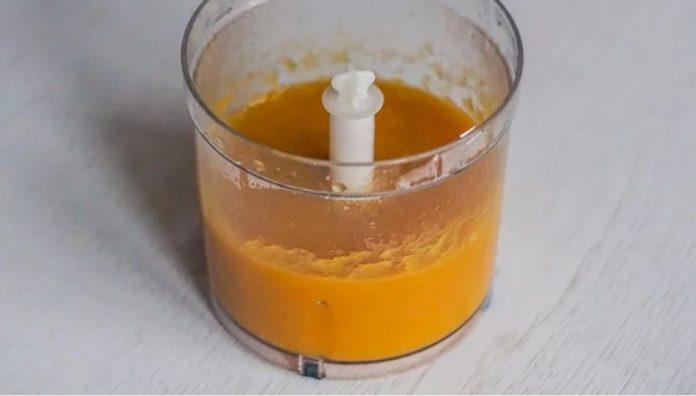 Tiếp tục cho hỗn hợp đã nấu vào xay nhuyễn xay nhuyễn