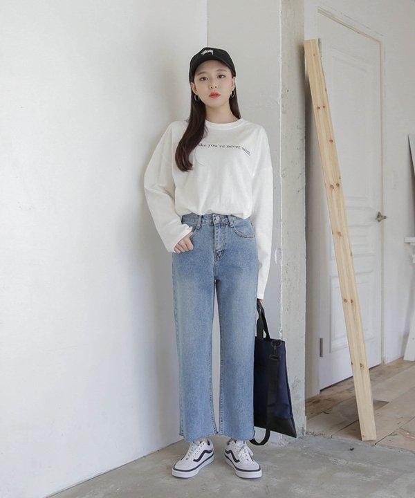 Áo pull trắng phối quần jean. (nguồn ảnh: internet)