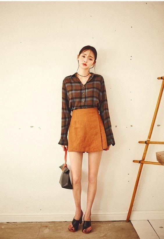 Áo sơ mi sọc tối màu mix chân váy vàng nổi bật. (nguồn ảnh: internet) Áo sơ mi sọc tối màu mix chân váy vàng nổi bật. (nguồn ảnh: internet)