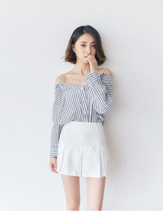 Sơ mi sọc phối chân váy trắng. (nguồn ảnh: internet) Sơ mi sọc phối chân váy trắng. (nguồn ảnh: internet)