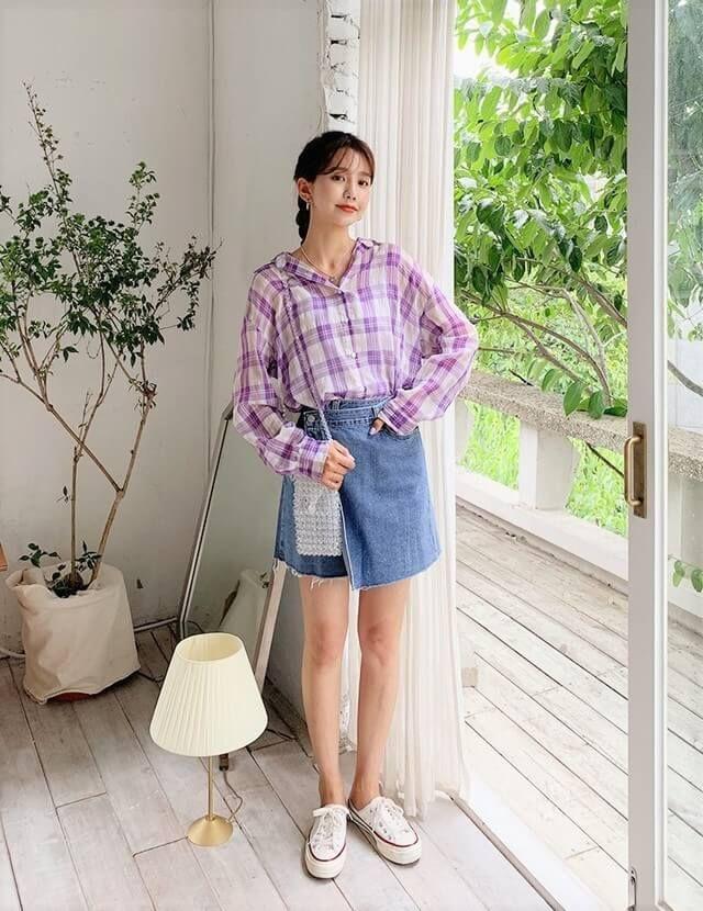 áo sơ mi sọc tím phối chân váy jean. (nguồn ảnh: internet) áo sơ mi sọc tím phối chân váy jean. (nguồn ảnh: internet)