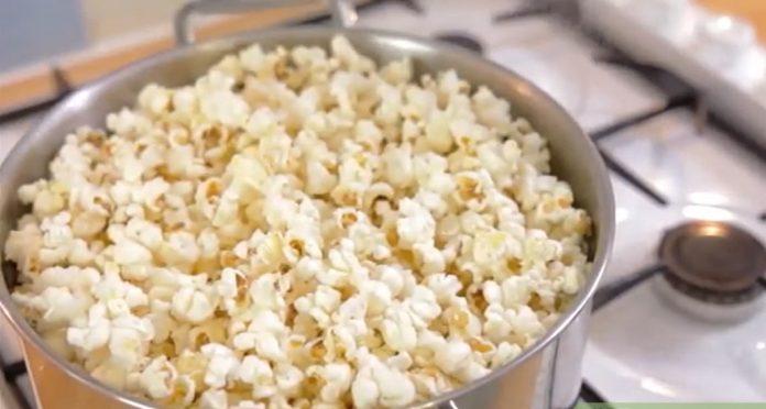 Khi bắp đã nở bung hết, bắc nồi ra khỏi bếp (Ảnh: Internet)