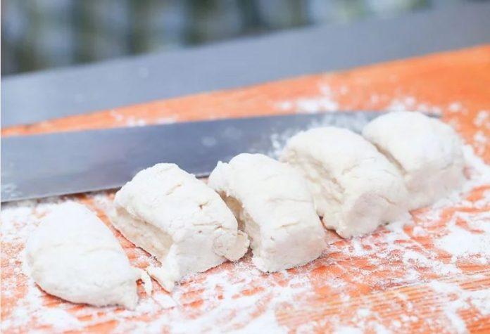 Chia bột thành khoảng 20 phần bằng nhau cắt bột