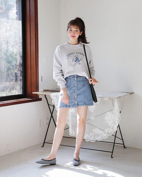 chân váy jean phối áo sweater xám (nguồn ảnh: internet.)