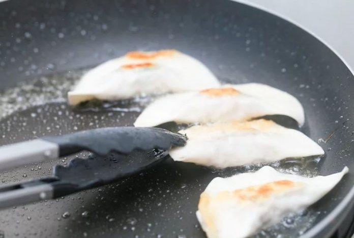 Chiên hai mặt há cảo đến khi chuyển màu vàng nâu chiên há cảo