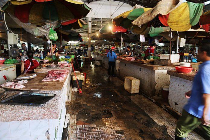Khu bán thức ăn tại chợ III Móng Cái 