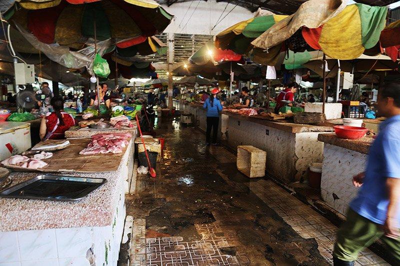 Khu bán thức ăn tại chợ III Móng Cái 