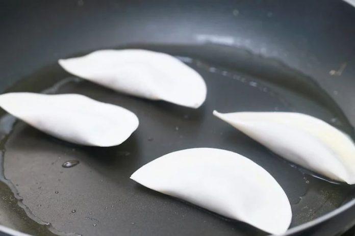 Chiên há cảo đến khi mặt dưới chuyển màu nâu nhạt cho há cảo vào chảo