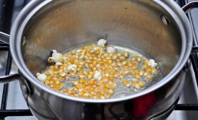 Cho phần ngô hạt còn lại vào nồi (Ảnh: Internet)